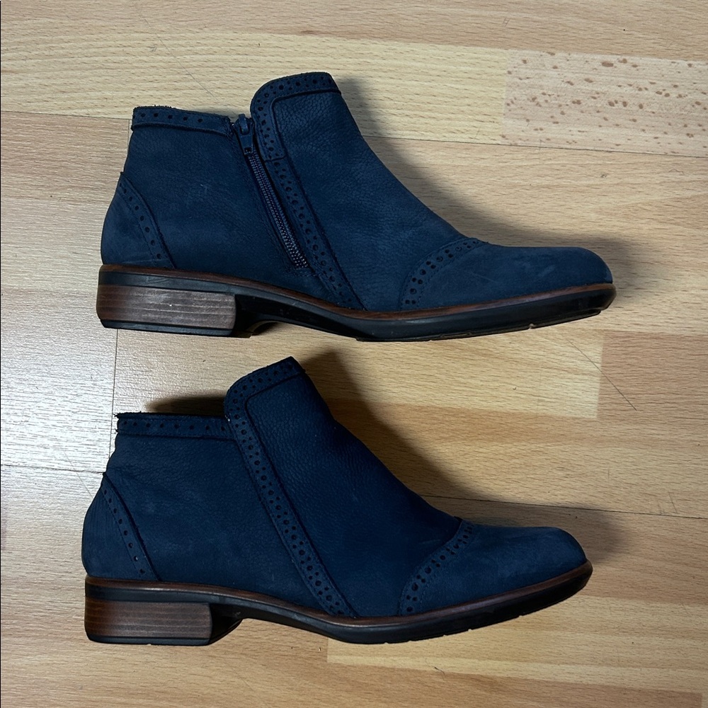 Naot Women's Navy Velvet Nubuck Ankle Boots size 8.5/39